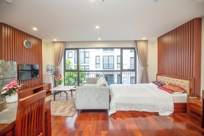 Individually decorated, individually furnished, desk, laptop workspace - Sumitomo10 Apartment (Hanoi)