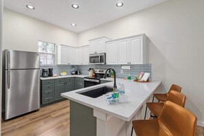 Fridge, microwave, oven, stovetop - Covered Heated Pool • Game room • 4BR Near Disney! (Davenport)