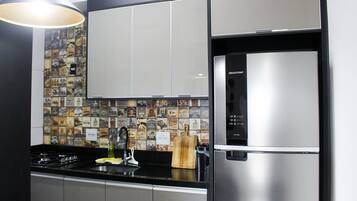 Apartamento | Cozinha privada | Geladeira grande, fogão, mixer de alimentos, forno com torradeira