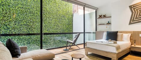 Deluxe Studio with a Private Balcony | Woonruimte | Een 50-inch smart-tv met digitale zenders