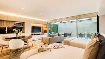 Two-Bedroom Apartment with a Terrace | 高級寢具、房內夾萬、獨特設計、獨特裝修