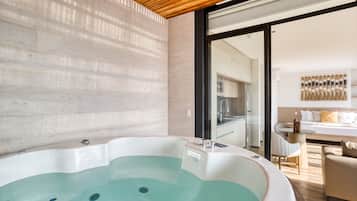 Penthouse with a Private Jacuzzi | 私人 SPA 浴池