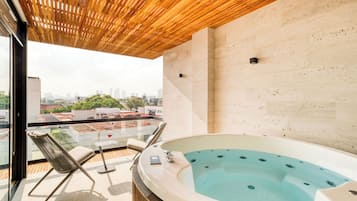 Penthouse with a Private Jacuzzi | 私人 SPA 浴池