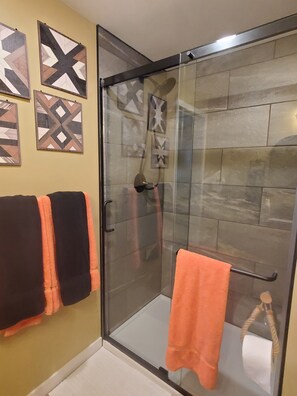 Dusche, Haartrockner, Handtücher, Seife