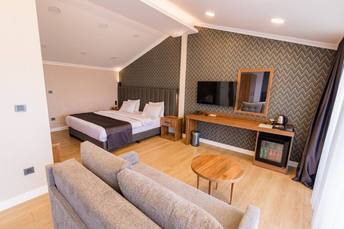 Quarto quádruplo real, para fumantes, vista para a cidade | Roupas de cama premium, cofres nos quartos, escrivaninha