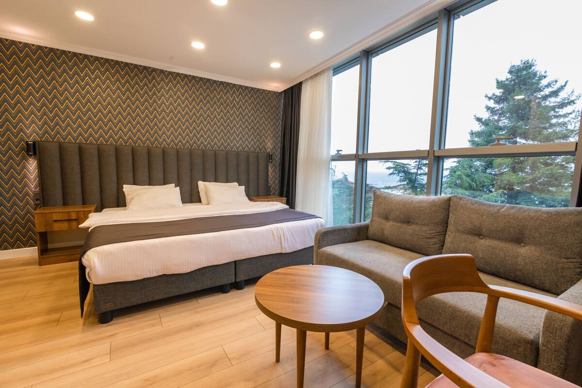 Quarto casal ou duplo econômico | Roupas de cama premium, cofres nos quartos, escrivaninha