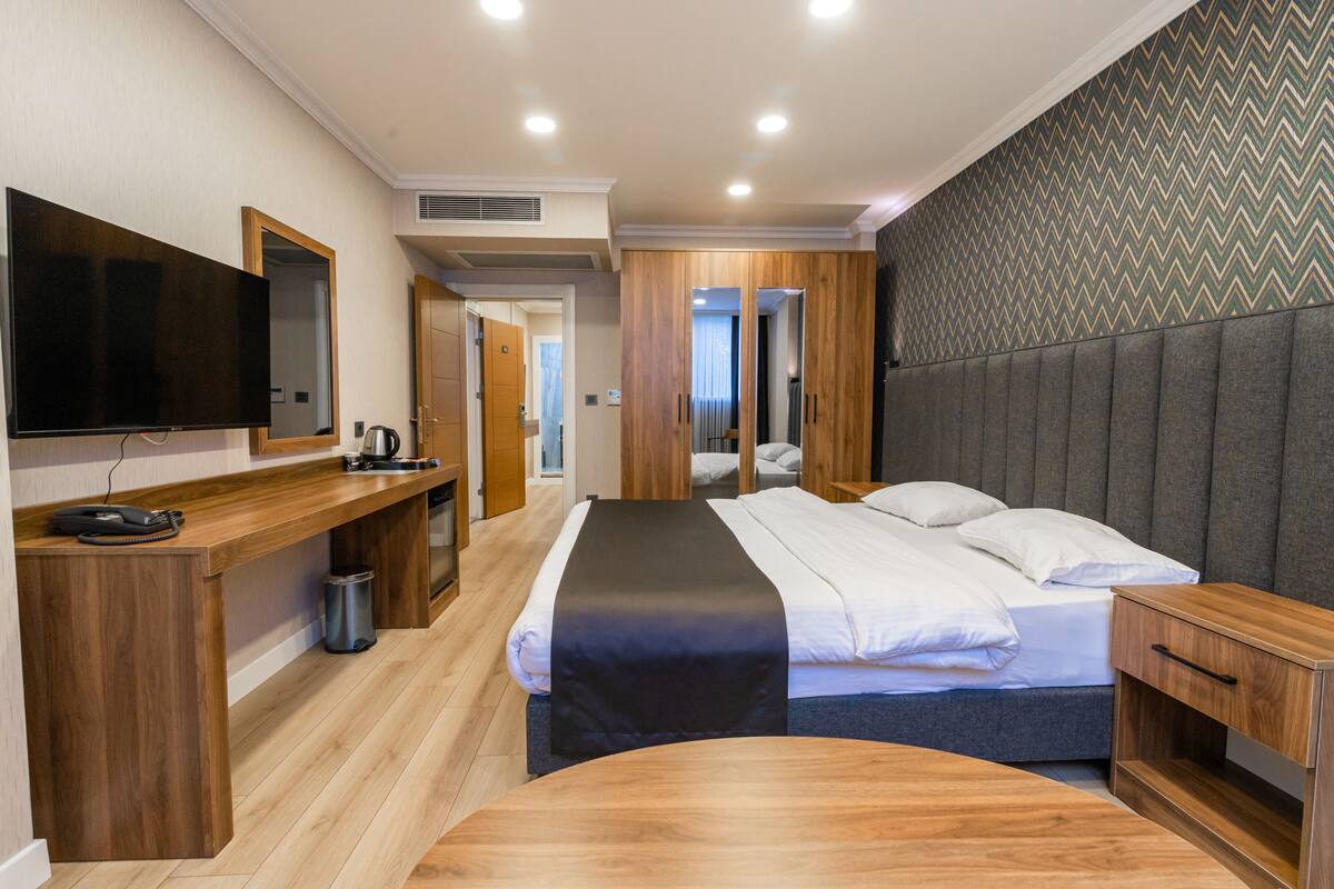 Quarto duplo premium, vista para a cidade | Roupas de cama premium, cofres nos quartos, escrivaninha