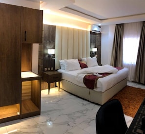 Business Room | In-room safe, free WiFi