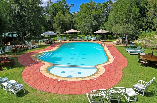 Piscine extérieure, parasols de plage, chaises longues