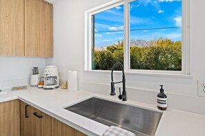 Ferienhaus | Eigene Küche | Großer Kühlschrank, Mikrowelle, Ofen, Herdplatte