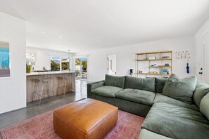 Ferienhaus | Wohnbereich | 60-Zoll-LED-Fernseher mit Digitalempfang