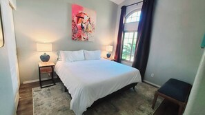 3 soverom, skrivebord, strykejern/-brett og reiseseng for barn