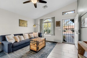 Smart TV, chimenea y oficina 