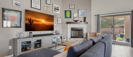 Smart-TV, Kamin, Arbeitsbereiche