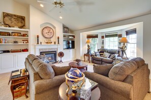 TV, fireplace - 6 Mi to Dtwn Yakima: Central Washington Home (Yakima)