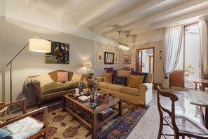 Classic-Apartment | Wohnbereich | 40-Zoll-Flachbildfernseher mit Digitalempfang