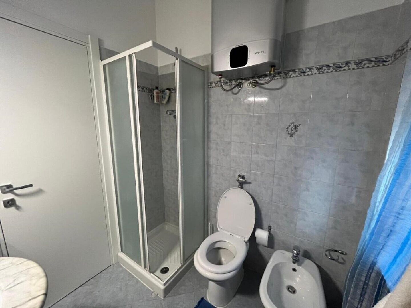 Ducha, secador de pelo, bidet, toallas