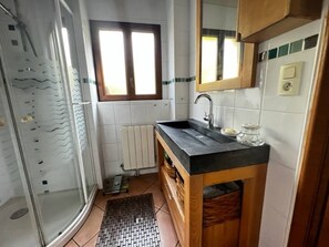 Shower, towels