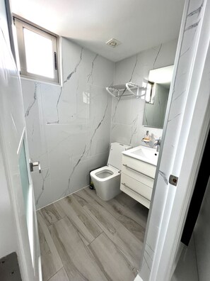 Secadora de cabello, toallas, jabón, shampoo 