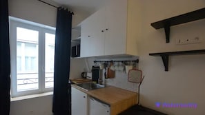 Frigorífico, microondas, placa de cocina y hervidor eléctrico