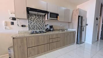 Jääkaappi, mikroaaltouuni, uuni, liesi