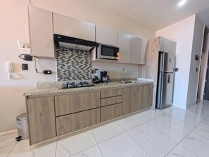 Jääkaappi, mikroaaltouuni, uuni, liesi