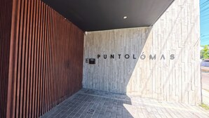 Exterior de un edificio moderno con pared de madera y fachada de metal.