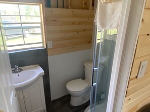 Regadera, jabón, papel de baño 