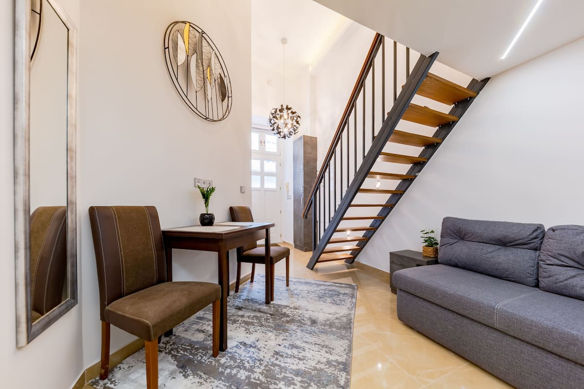 Gallery Studio | 2 bedrooms, individually decorated, individually furnished, desk