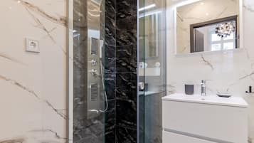 Apartment | Badezimmer | Dusche, Regendusche, Haartrockner, Handtücher