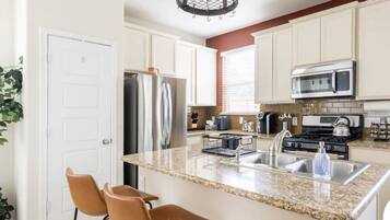 冰箱、微波炉、烤箱、炉灶