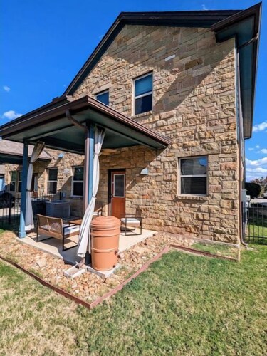Cozy condo in Round Rock!  Charm of Austin in a quiet setting.  Pet friendly!