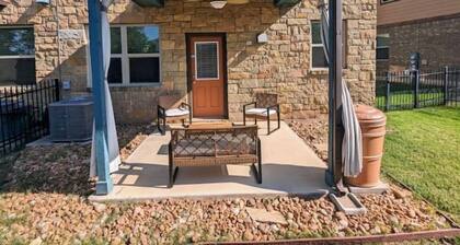 Cozy condo in Round Rock! Charm of Austin in a quiet setting. Pet friendly!