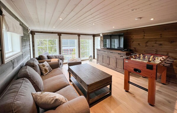 Smart TV y chimenea 
