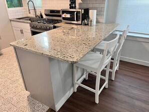 Kühlschrank, Mikrowelle, Herdplatte, Wasserkocher mit Kaffee-/Teezubehör