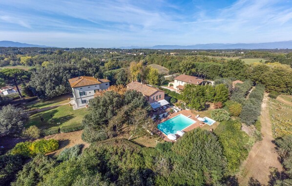 An aerial view of a property with a swimming pool, multiple buildings, and surrounding greenery. - Cozy home in Fucecchio with WiFi (Fucecchio)