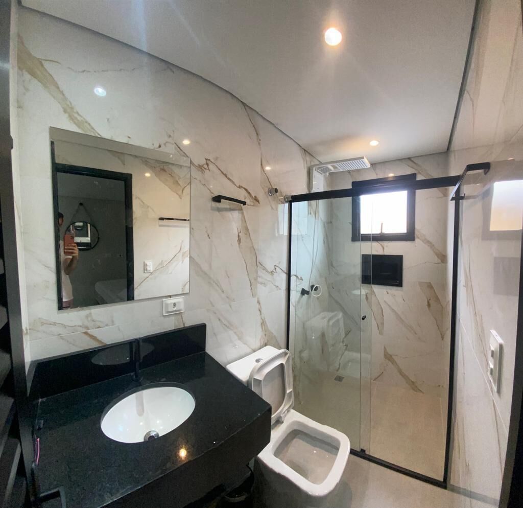 Regadera, secadora de cabello, toallas, jabón 