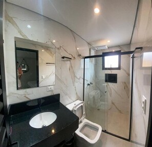 Ducha, secador de pelo, toallas y jabón