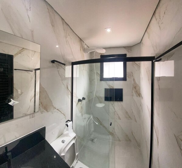 Dusche, Haartrockner, Handtücher, Seife