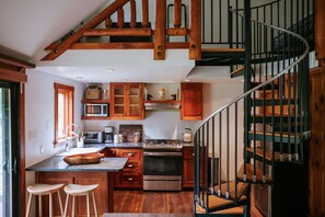 Réfrigérateur, four à micro-ondes, un four, surface de cuisson