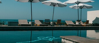 ROOM 7- Romantic 1 Bedroom Ocean Front Condo