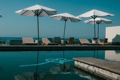 ROOM 7- Romantic 1 Bedroom Ocean Front Condo