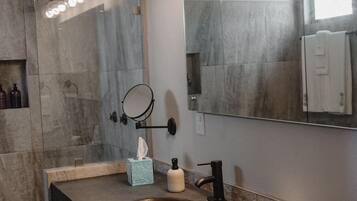 Douche, sĂšche-cheveux, serviettes fournies, savon