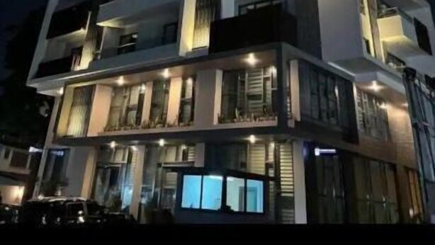 Un edificio de varios pisos con balcones y ventanas amplias, probablemente un hotel o complejo residencial.