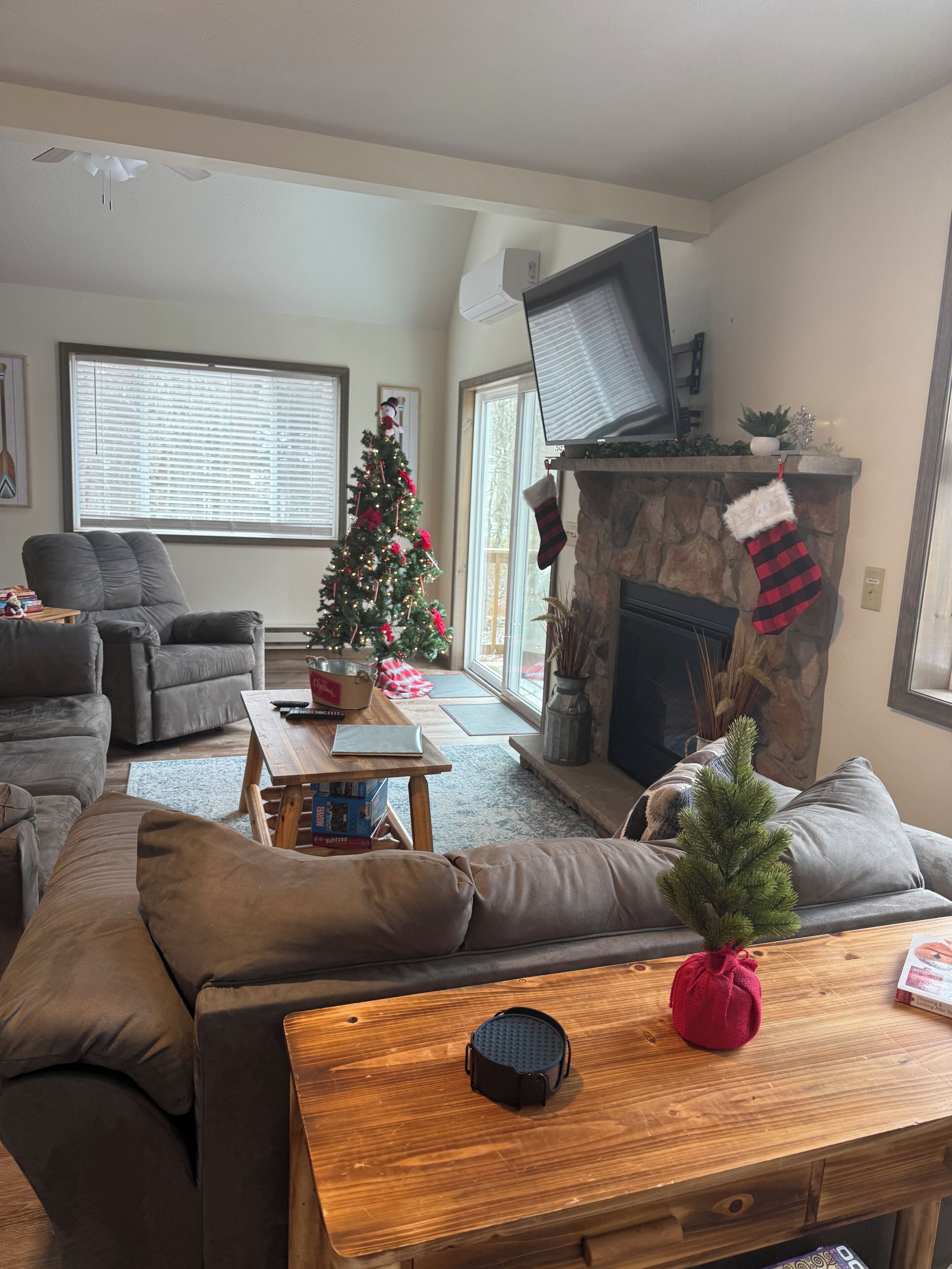 Smart TV, chimenea, videojuegos y reproductor de DVD 