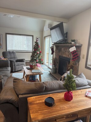 Smart TV, fireplace, video games, DVD player - Pocono Chalet,2 Acres,Hot Tub,Pool Table,Firepit,Gas Fireplace,A/C,Pets OK (Albrightsville)