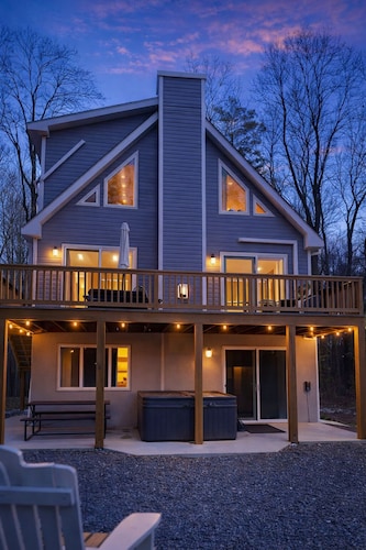 Private 2 Acres•Hot Tub•Game Room•Fire Pit•Basketball•Sleeps 12•Pets OK