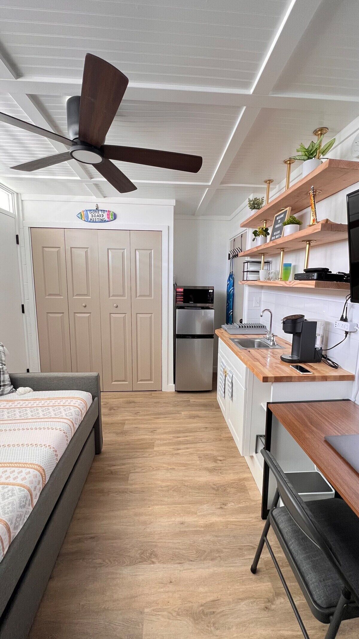 Fridge, microwave, oven, coffee/tea maker