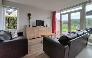 Televisie, een dvd-speler en een stereo