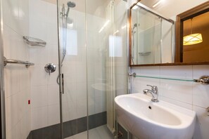 Dusche, Haartrockner, Handtücher, Toilettenpapier